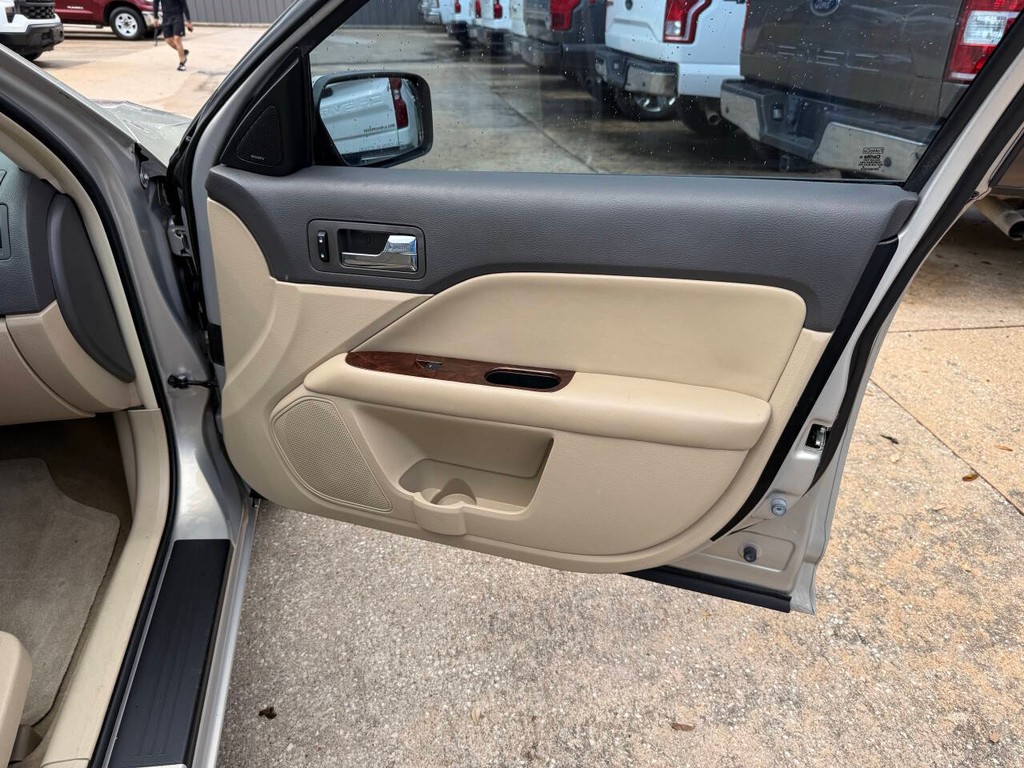 Ford Fusion Vehicle Full-screen Gallery Image 11