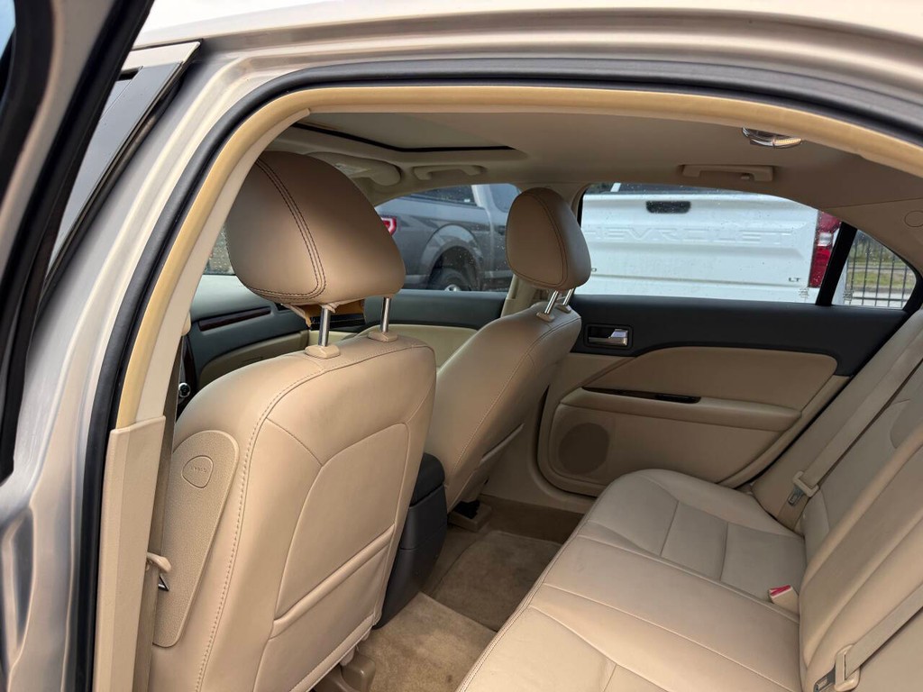 Ford Fusion Vehicle Full-screen Gallery Image 12