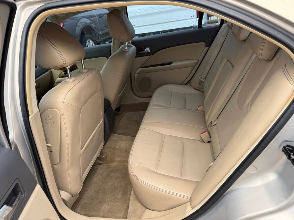 Ford Fusion Vehicle Full-screen Gallery Image 13