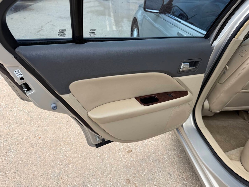 Ford Fusion Vehicle Full-screen Gallery Image 14