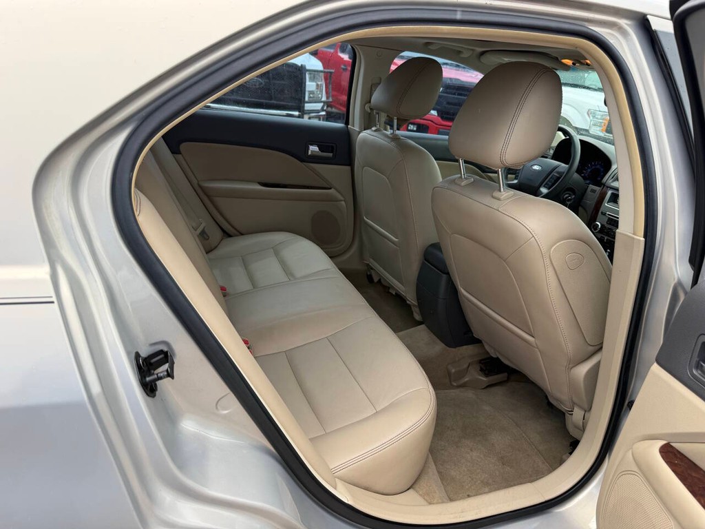 Ford Fusion Vehicle Full-screen Gallery Image 15