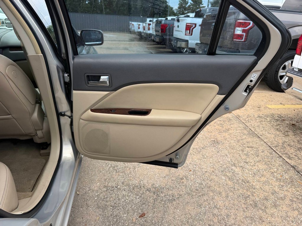 Ford Fusion Vehicle Full-screen Gallery Image 16