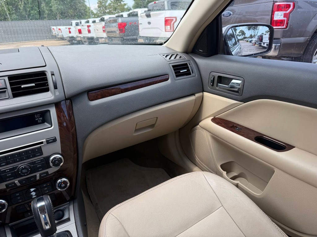 Ford Fusion Vehicle Full-screen Gallery Image 20