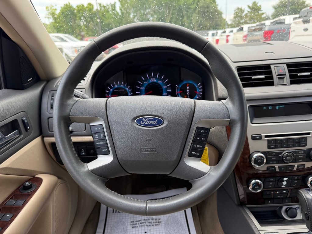 Ford Fusion Vehicle Full-screen Gallery Image 22
