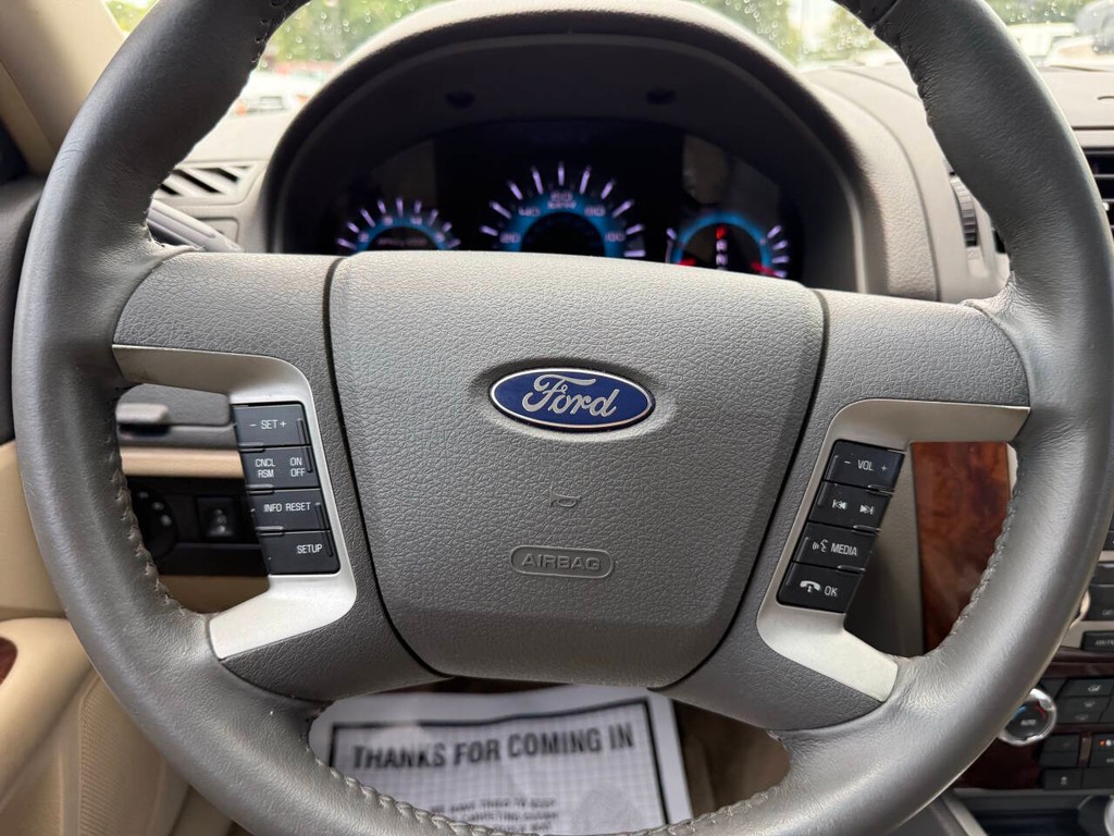 Ford Fusion Vehicle Full-screen Gallery Image 23