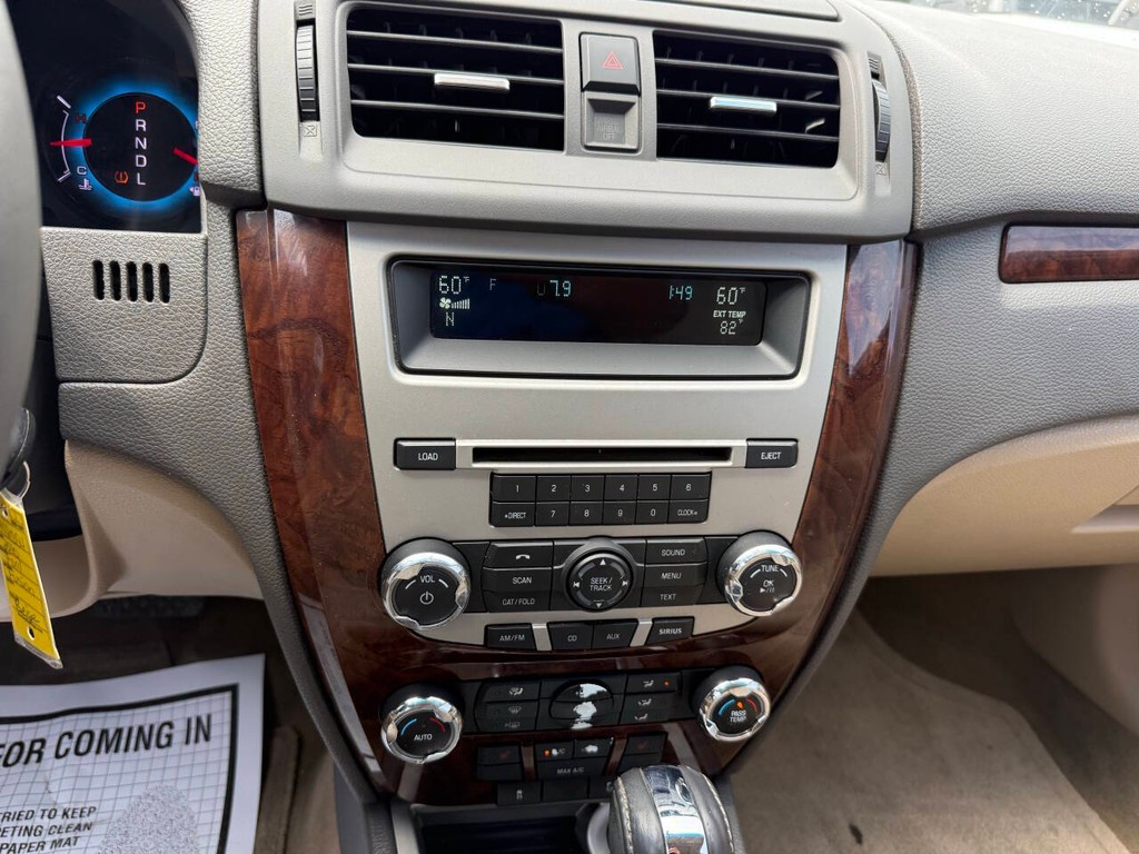 Ford Fusion Vehicle Full-screen Gallery Image 24