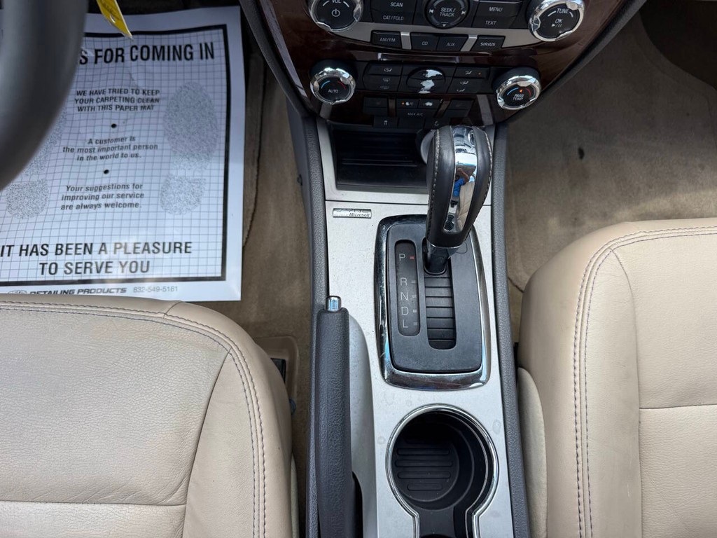 Ford Fusion Vehicle Full-screen Gallery Image 28
