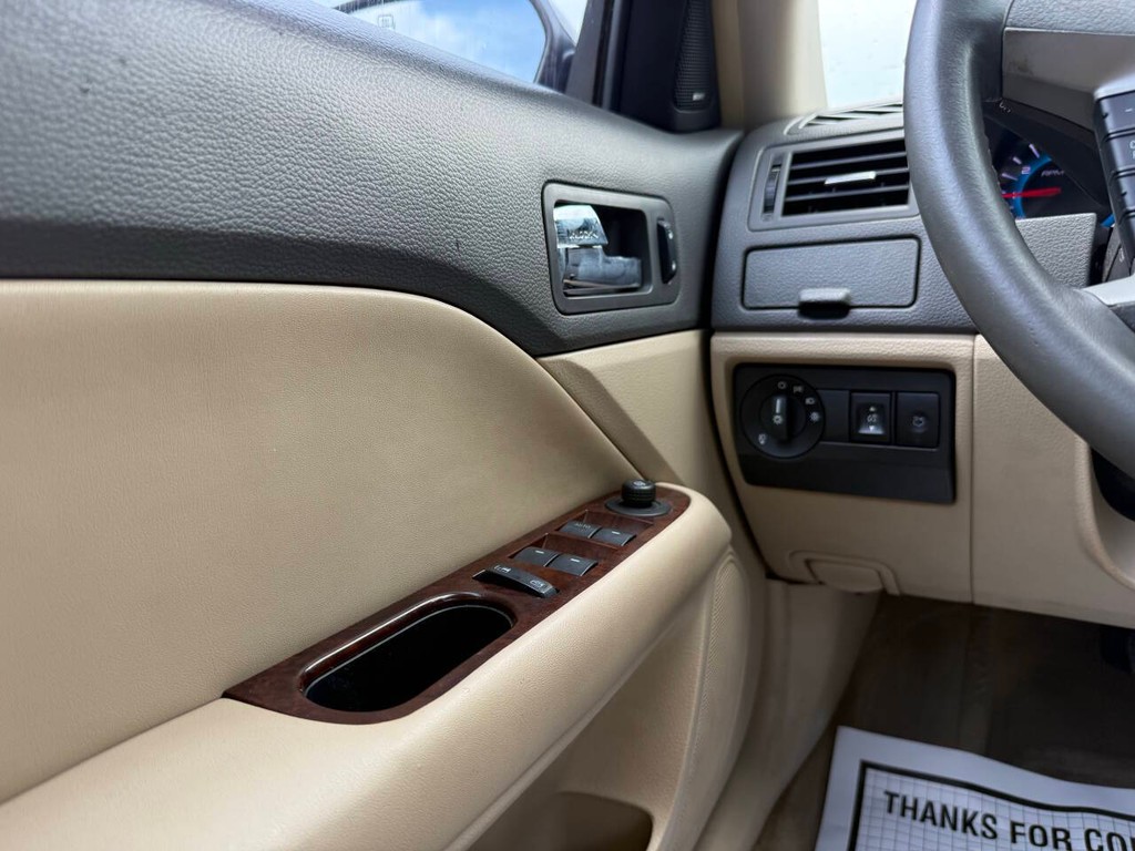 Ford Fusion Vehicle Full-screen Gallery Image 29