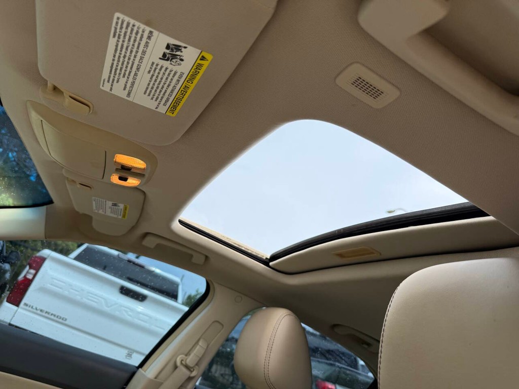 Ford Fusion Vehicle Full-screen Gallery Image 30