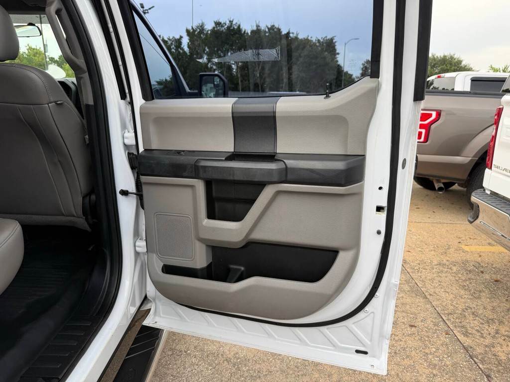 Ford F-150 Vehicle Full-screen Gallery Image 16