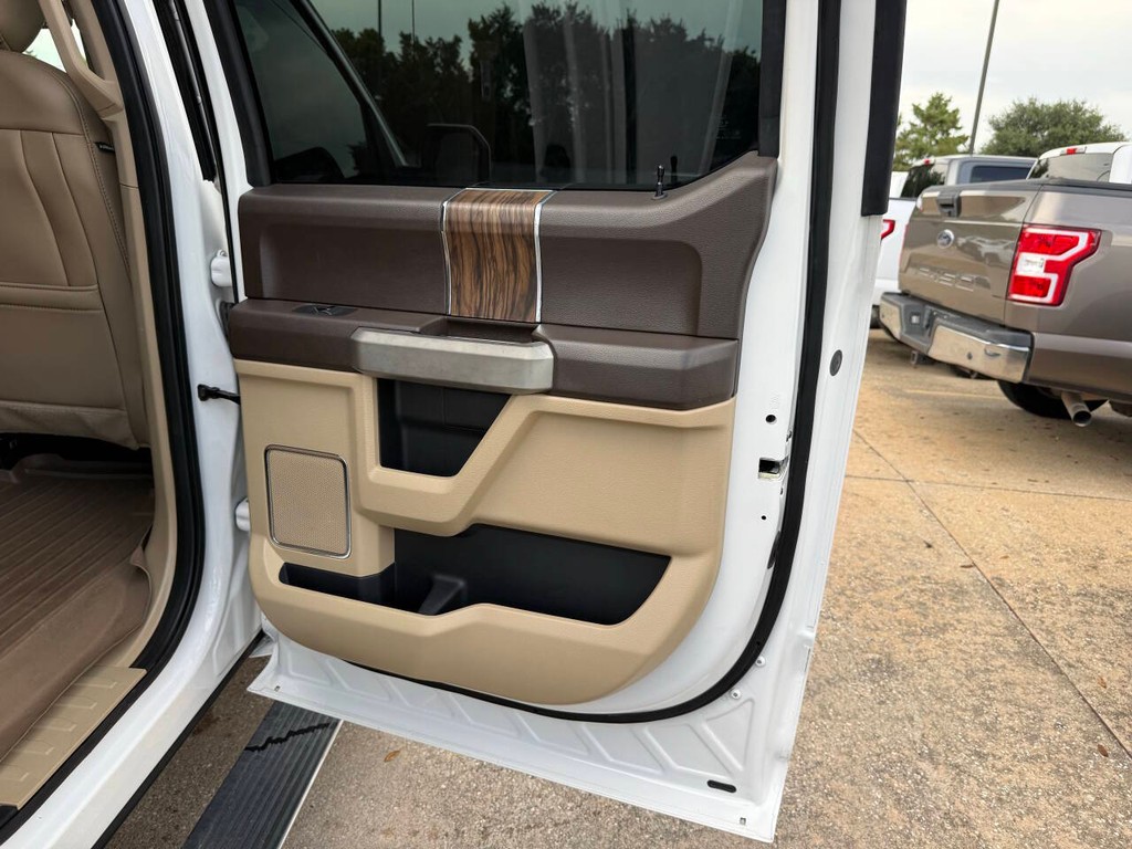 Ford F-150 Vehicle Full-screen Gallery Image 16