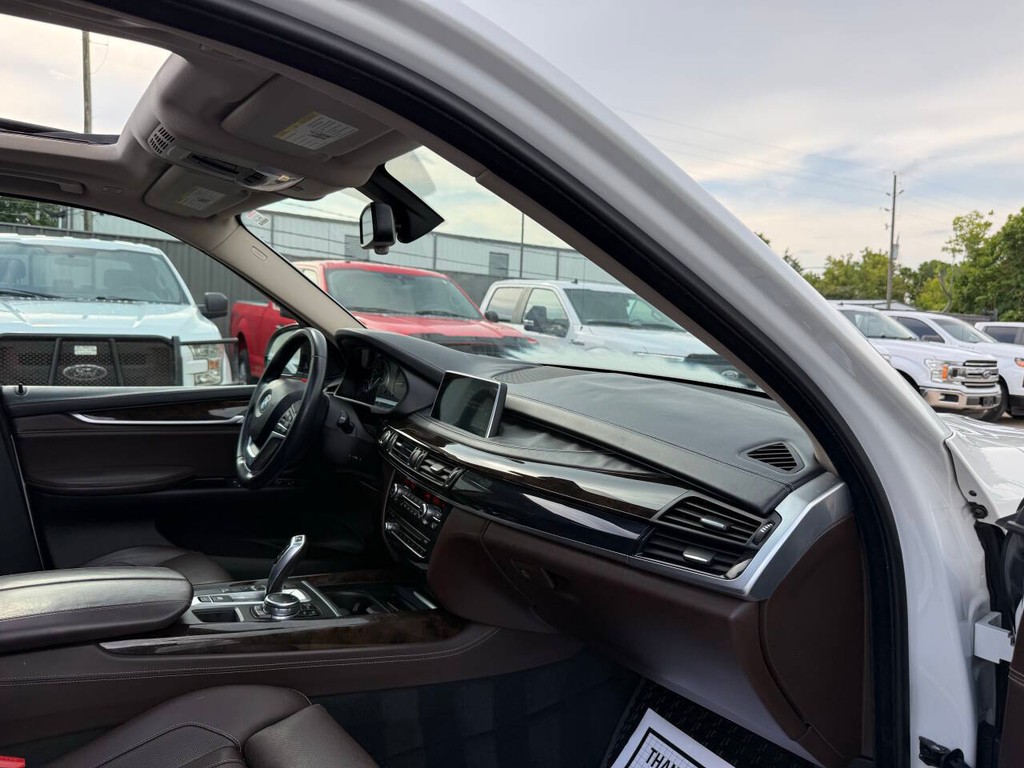 BMW X5 Vehicle Full-screen Gallery Image 09