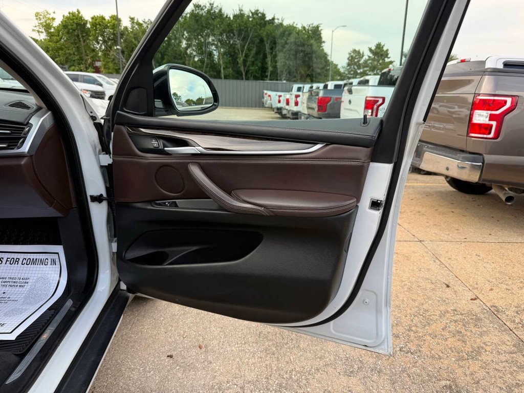 BMW X5 Vehicle Full-screen Gallery Image 11