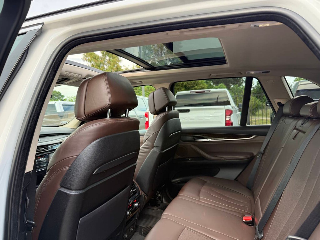 BMW X5 Vehicle Full-screen Gallery Image 12