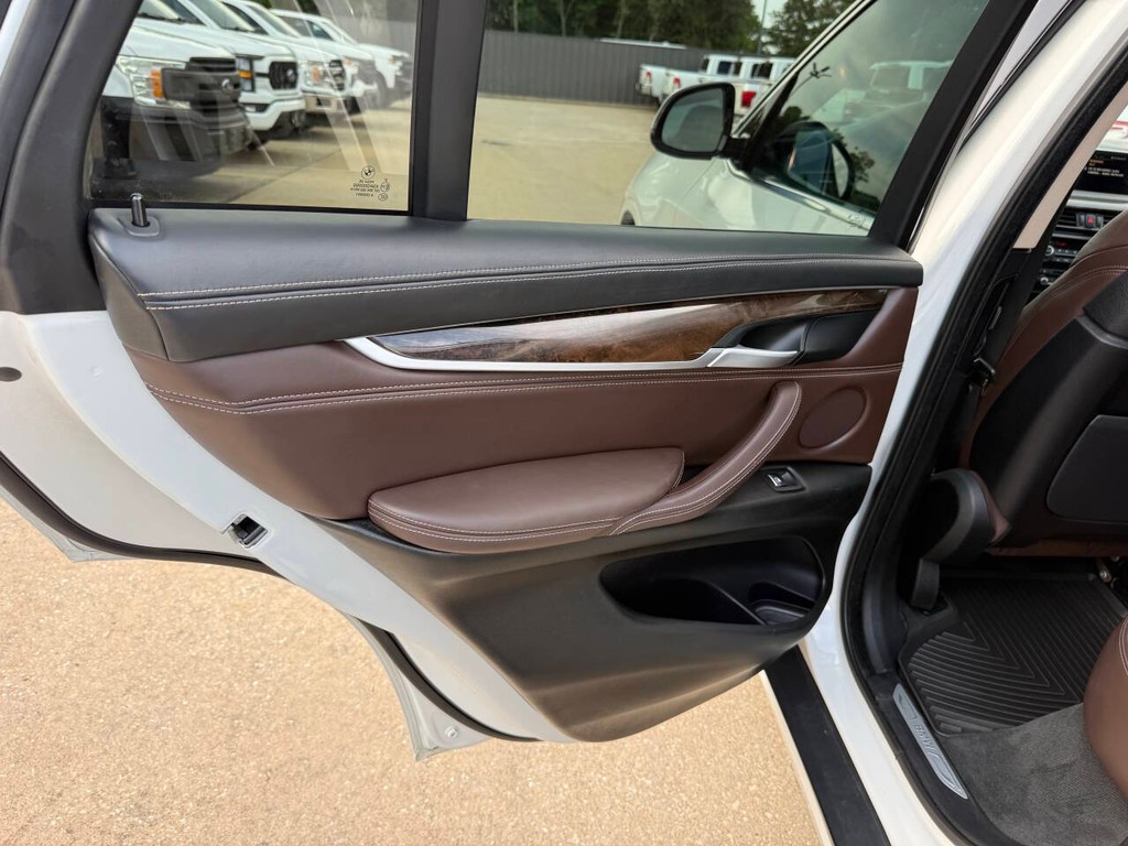 BMW X5 Vehicle Full-screen Gallery Image 14