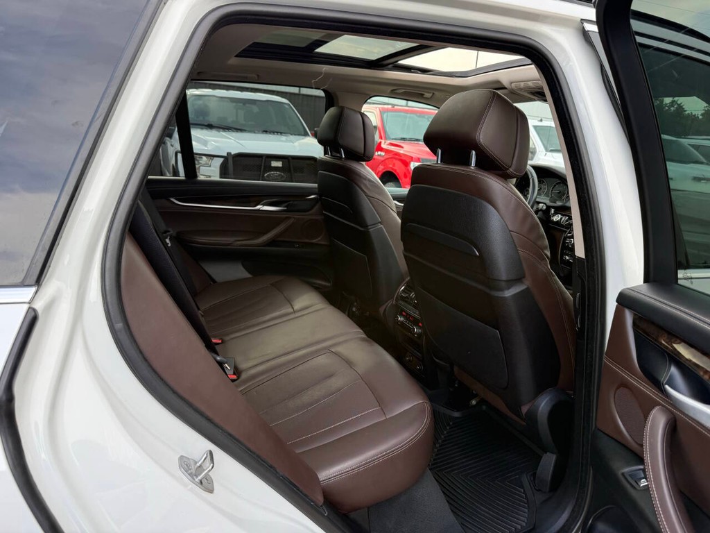 BMW X5 Vehicle Full-screen Gallery Image 15