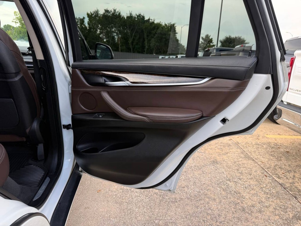 BMW X5 Vehicle Full-screen Gallery Image 16
