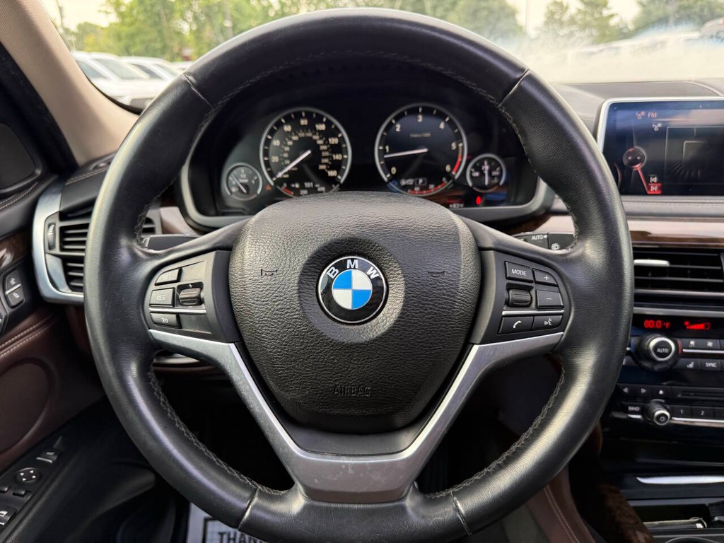 BMW X5 Vehicle Full-screen Gallery Image 23