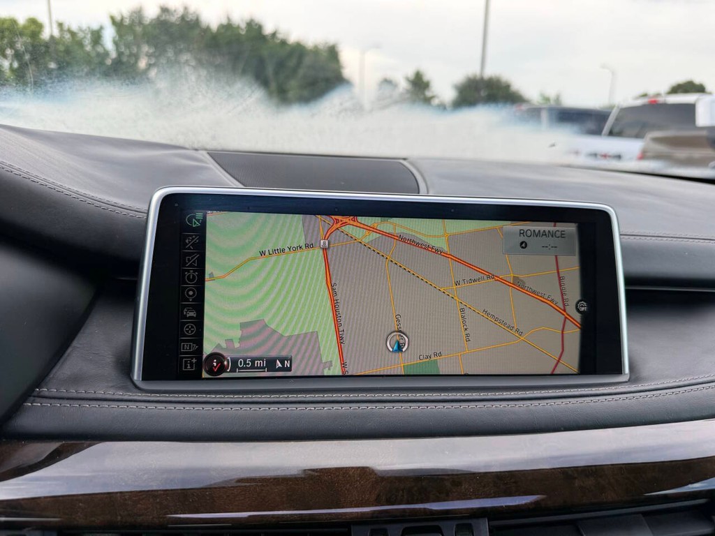 BMW X5 Vehicle Full-screen Gallery Image 25