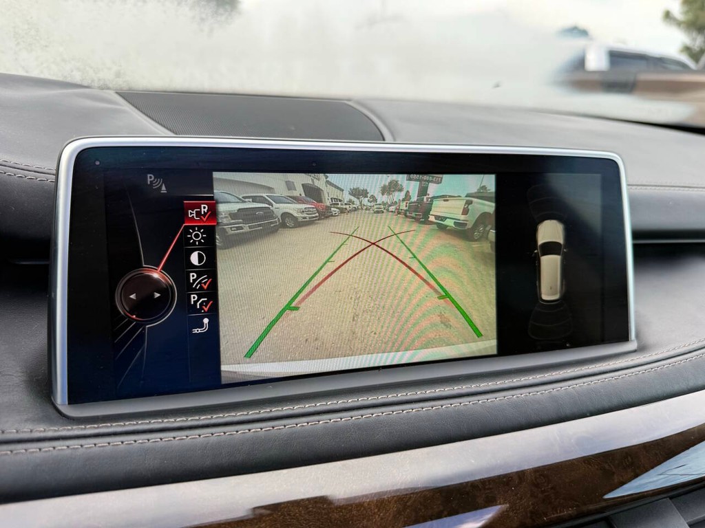 BMW X5 Vehicle Full-screen Gallery Image 26