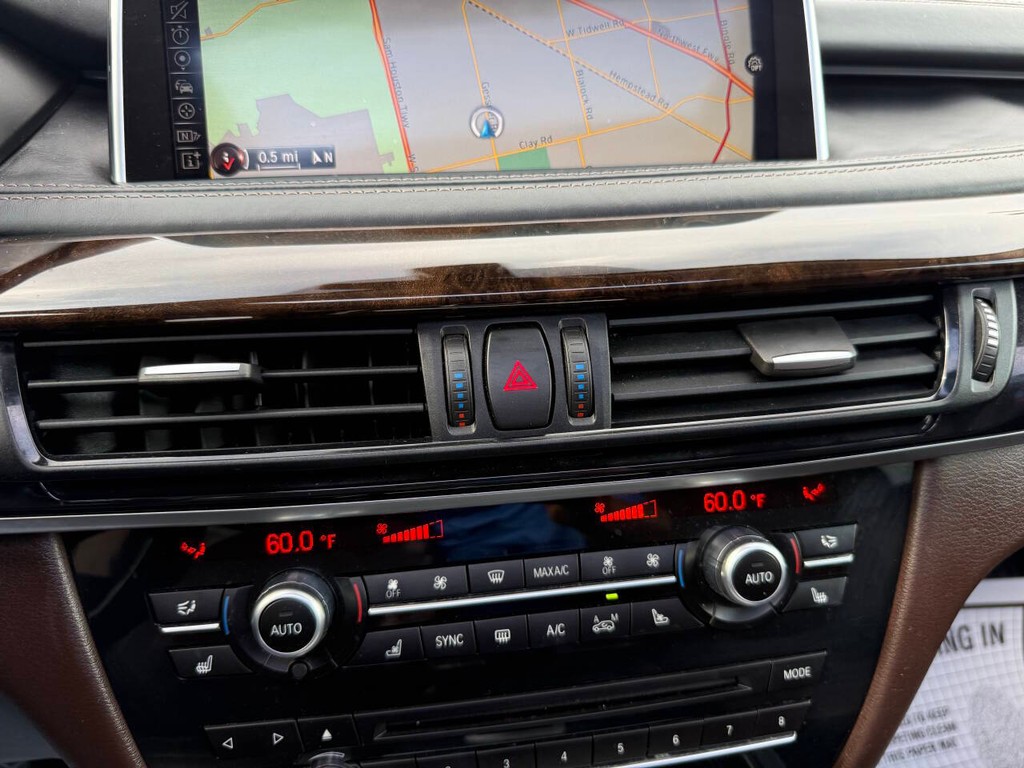 BMW X5 Vehicle Full-screen Gallery Image 27