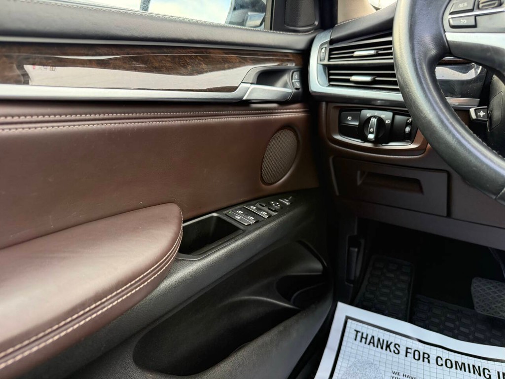 BMW X5 Vehicle Full-screen Gallery Image 30