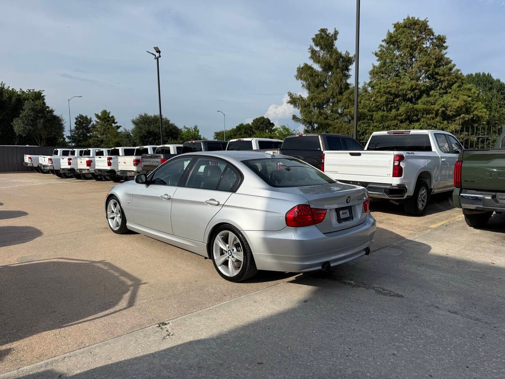 BMW 3 Series Vehicle Full-screen Gallery Image 04