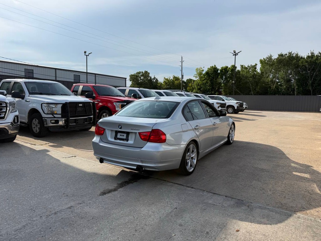 BMW 3 Series Vehicle Full-screen Gallery Image 05