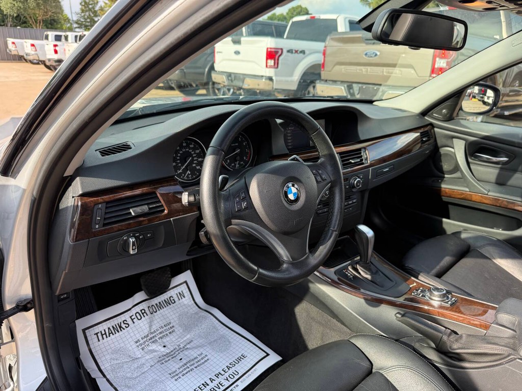 BMW 3 Series Vehicle Full-screen Gallery Image 06