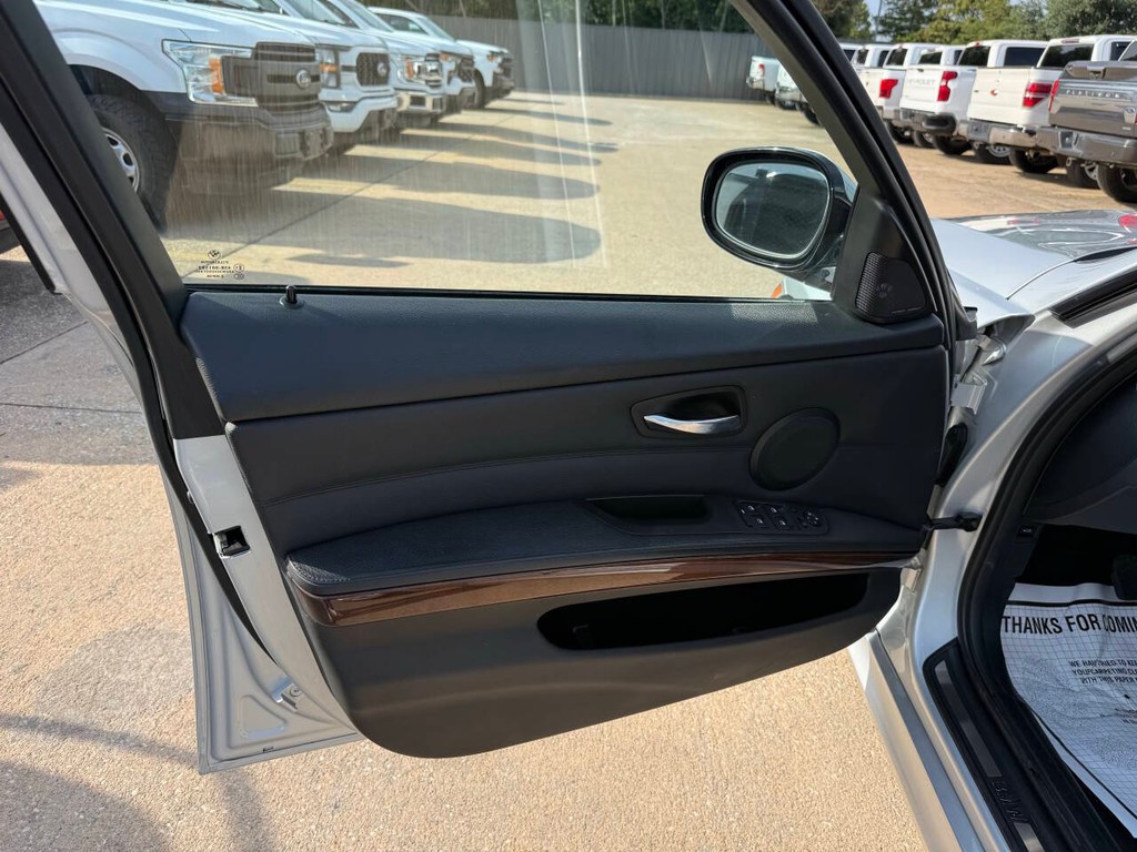 BMW 3 Series Vehicle Full-screen Gallery Image 08
