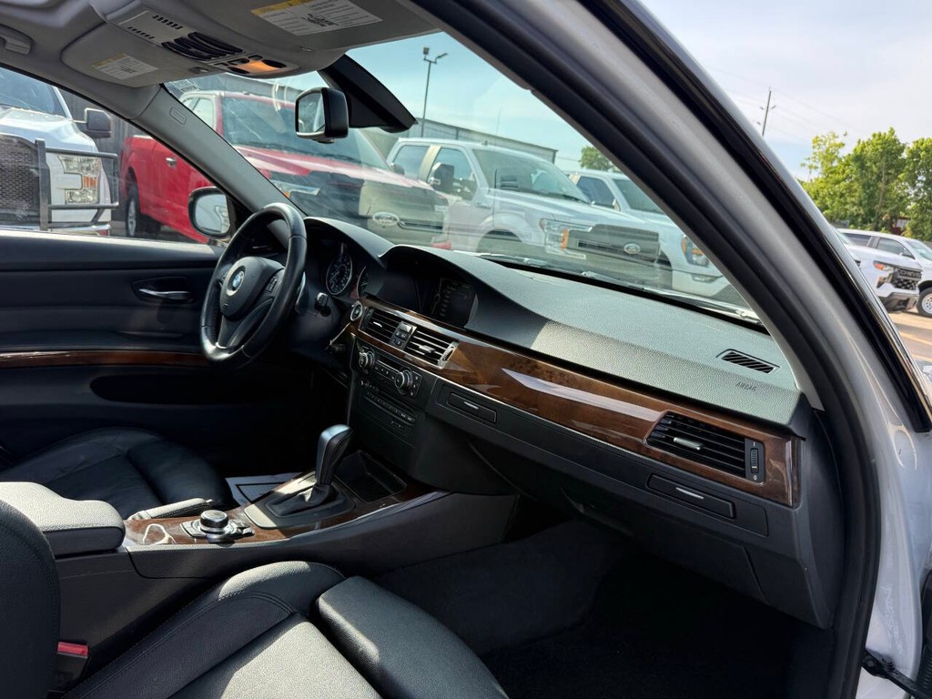 BMW 3 Series Vehicle Full-screen Gallery Image 09