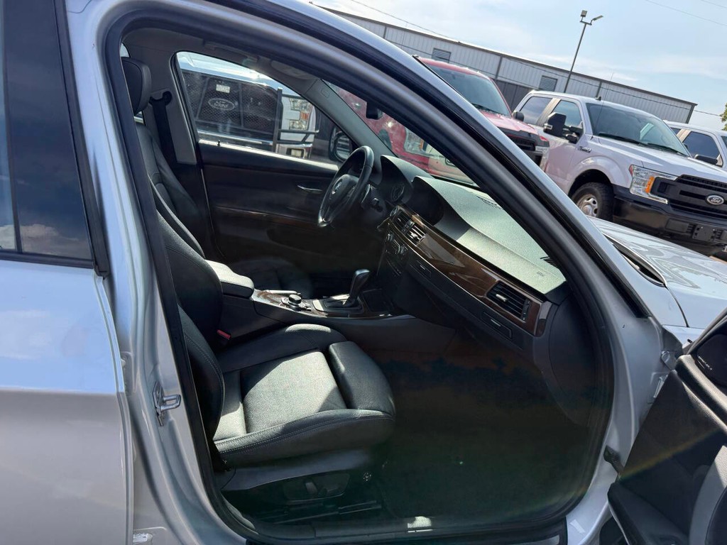 BMW 3 Series Vehicle Full-screen Gallery Image 10