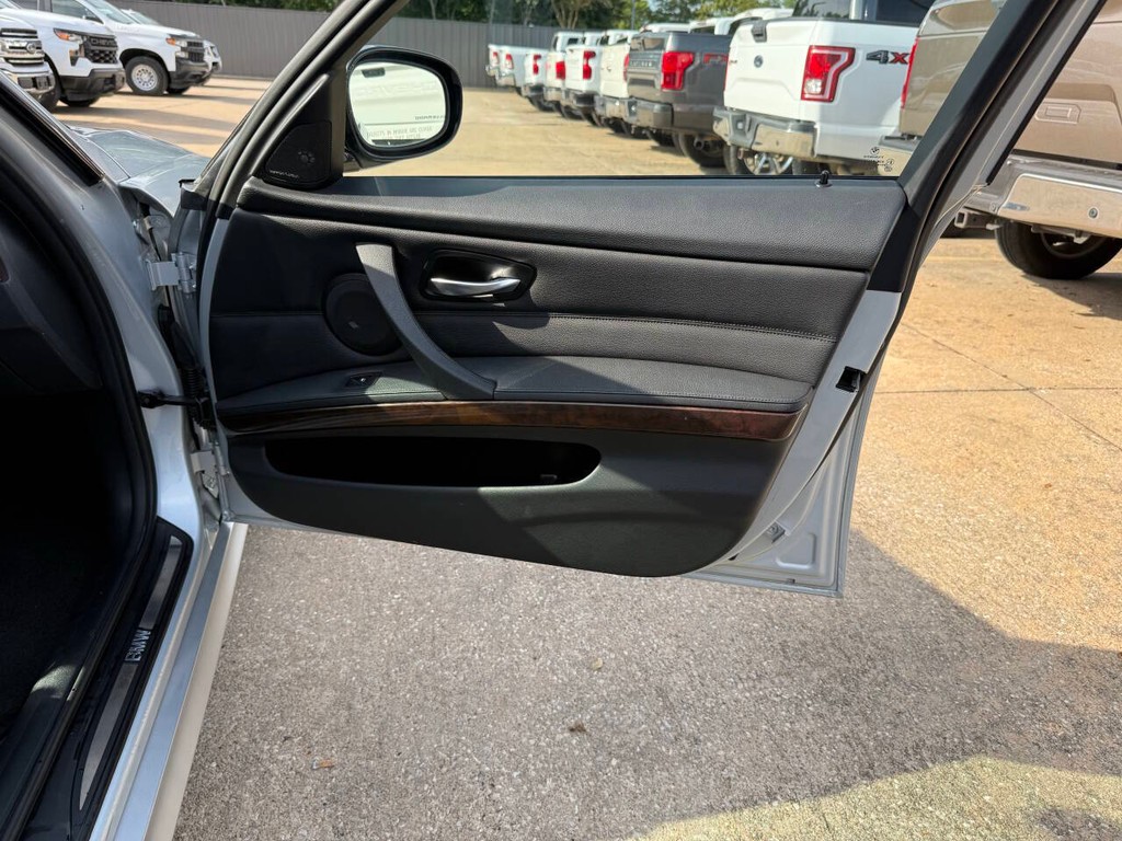BMW 3 Series Vehicle Full-screen Gallery Image 11