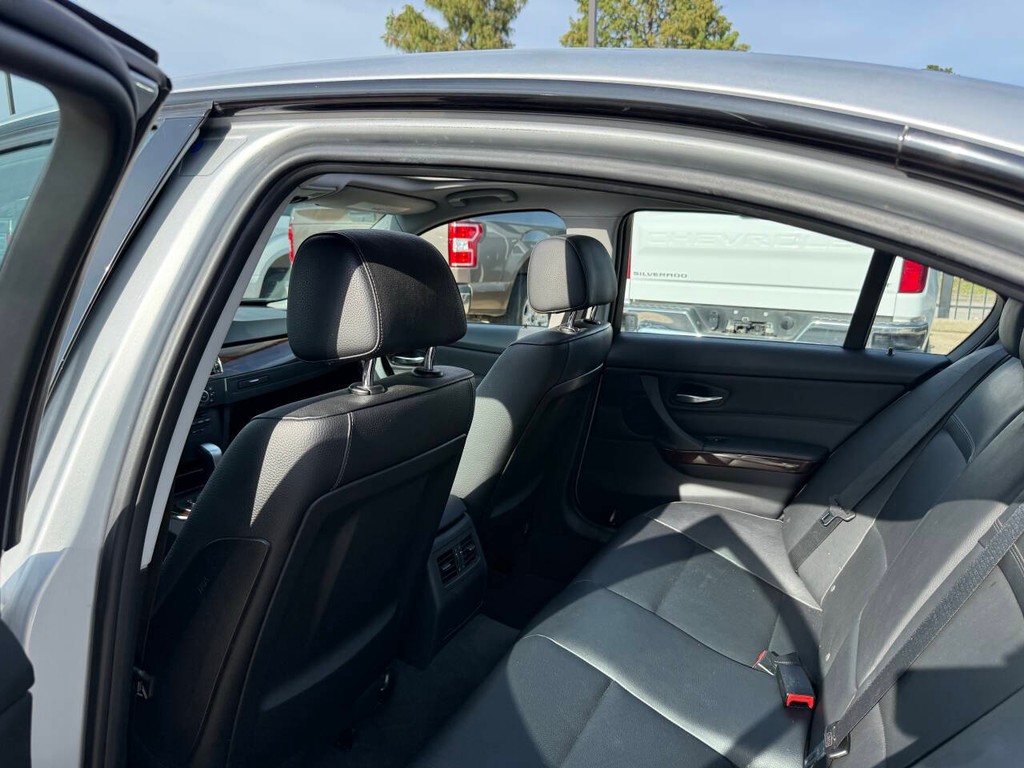 BMW 3 Series Vehicle Full-screen Gallery Image 12