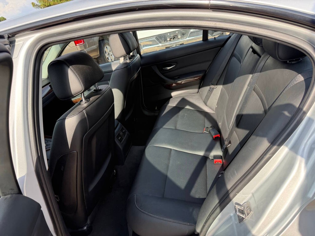 BMW 3 Series Vehicle Full-screen Gallery Image 13