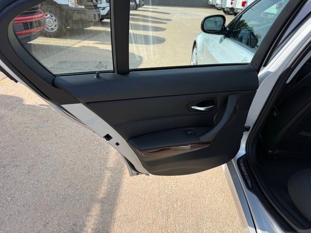 BMW 3 Series Vehicle Full-screen Gallery Image 14