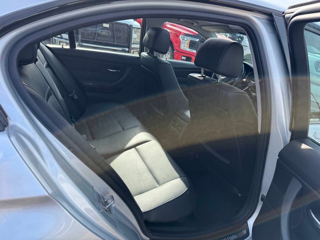 BMW 3 Series Vehicle Full-screen Gallery Image 15