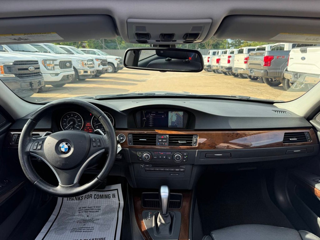 BMW 3 Series Vehicle Full-screen Gallery Image 17