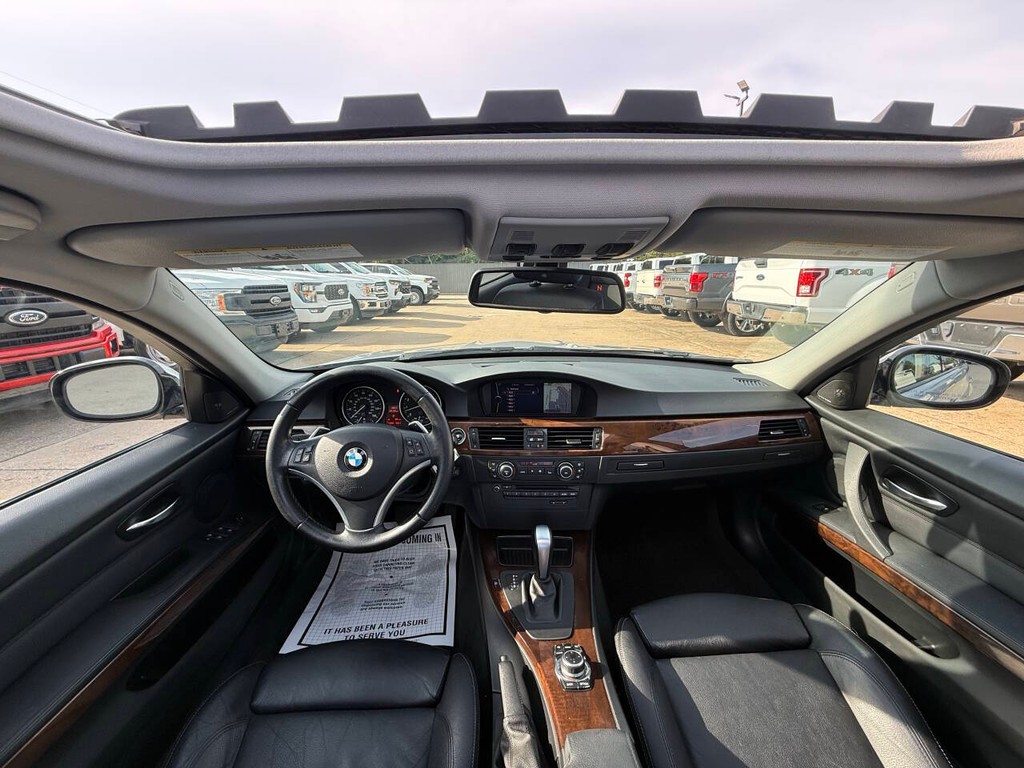 BMW 3 Series Vehicle Full-screen Gallery Image 18