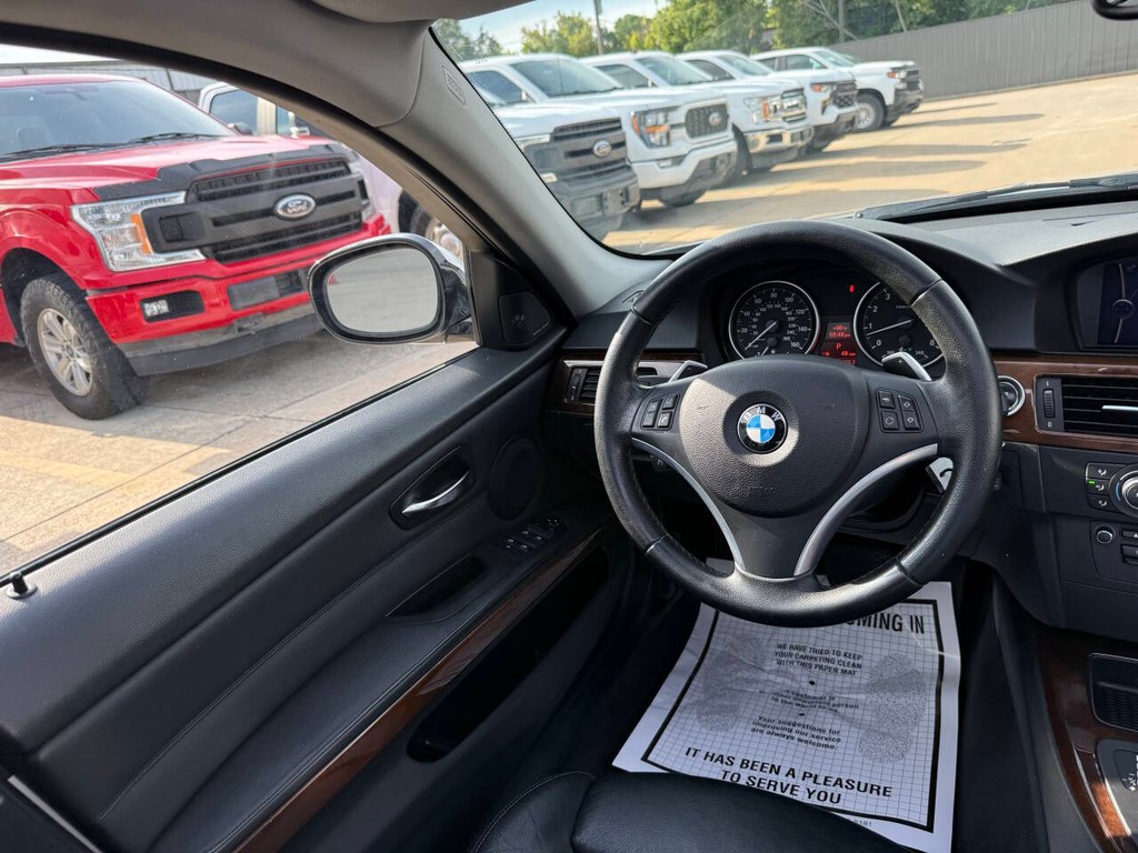 BMW 3 Series Vehicle Full-screen Gallery Image 19