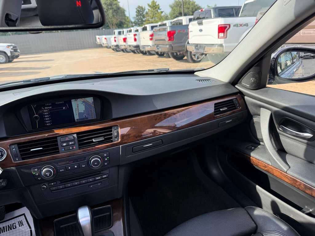 BMW 3 Series Vehicle Full-screen Gallery Image 20