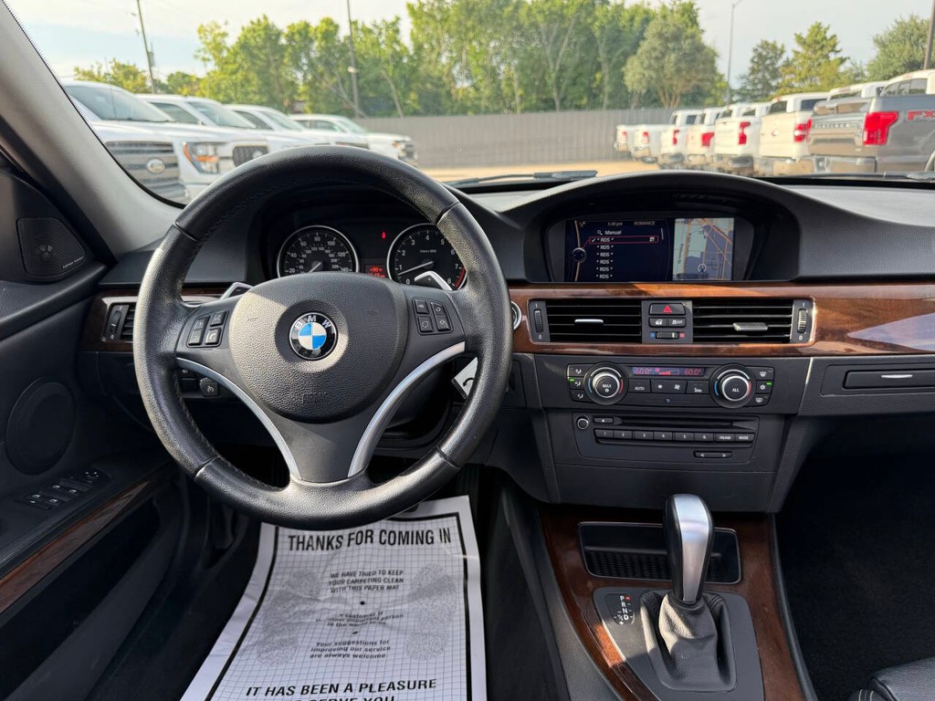 BMW 3 Series Vehicle Full-screen Gallery Image 21