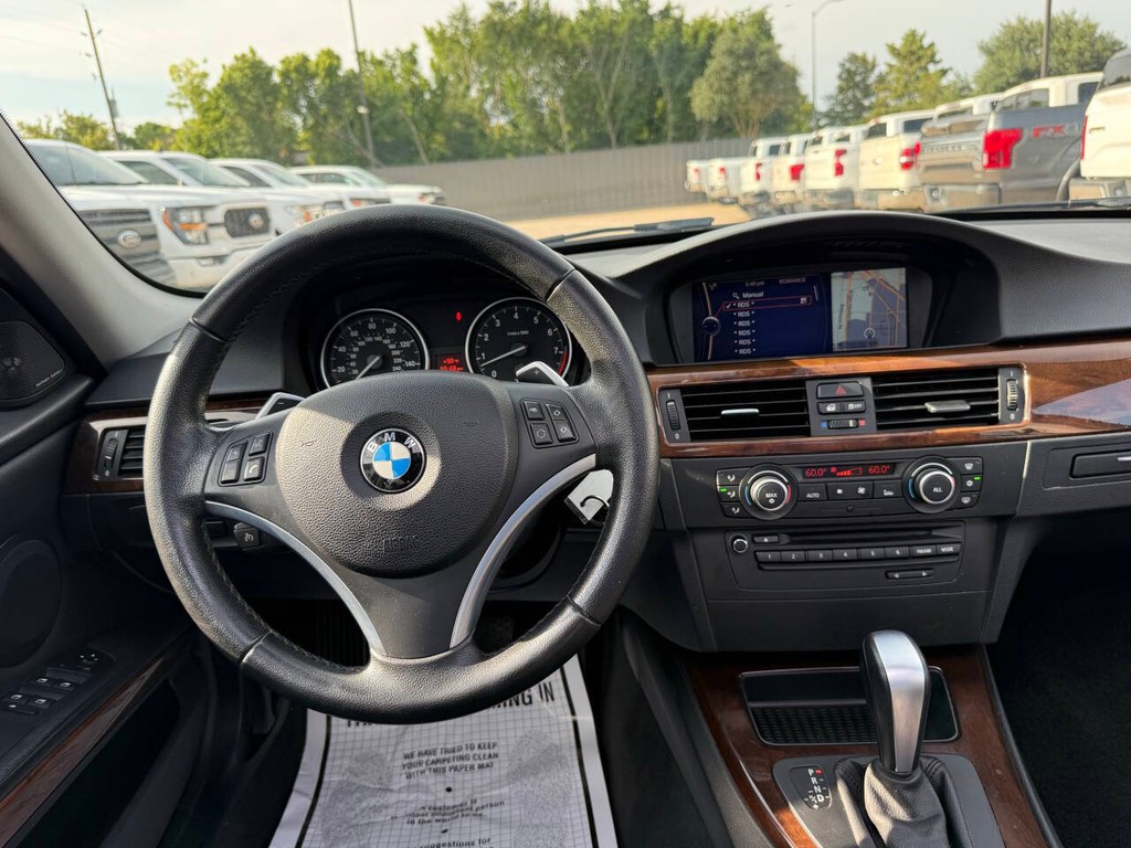 BMW 3 Series Vehicle Full-screen Gallery Image 22