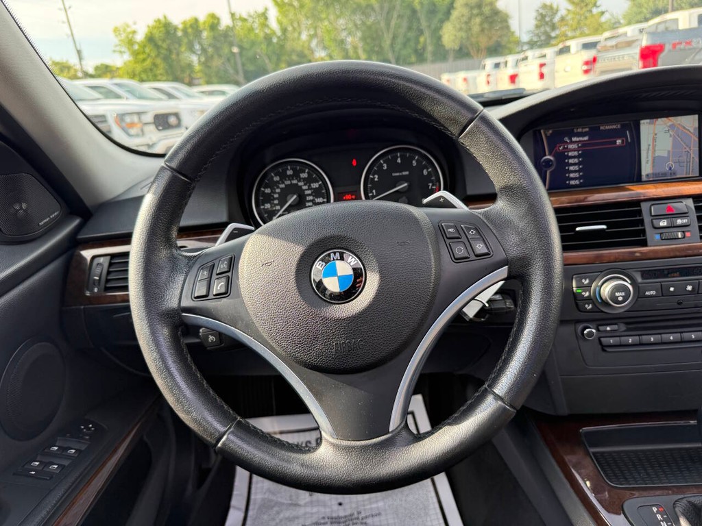 BMW 3 Series Vehicle Full-screen Gallery Image 23