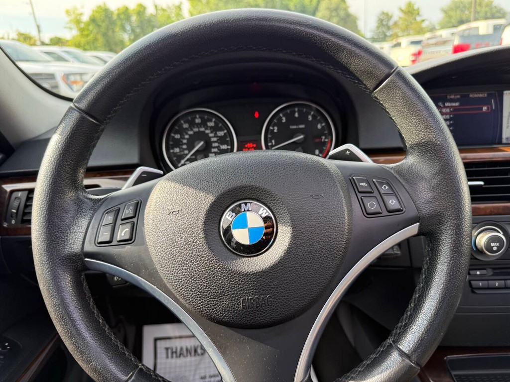 BMW 3 Series Vehicle Full-screen Gallery Image 24