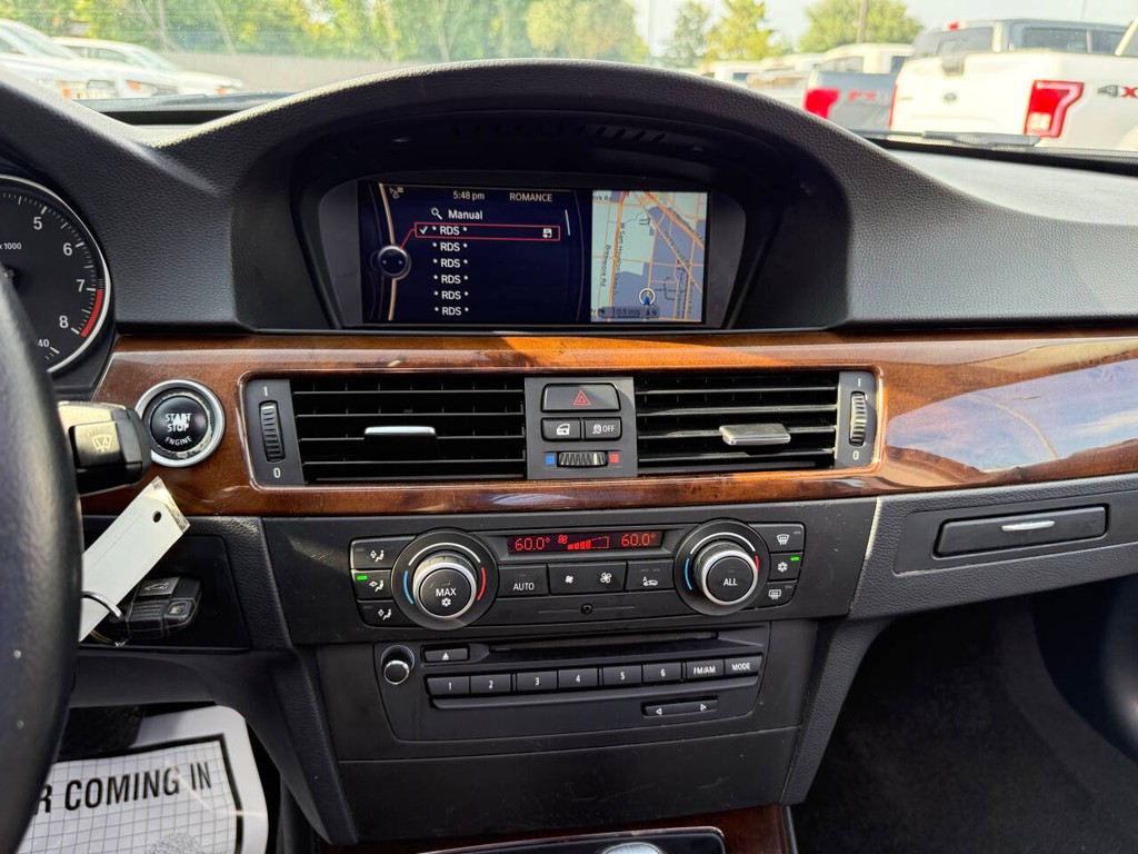 BMW 3 Series Vehicle Full-screen Gallery Image 25