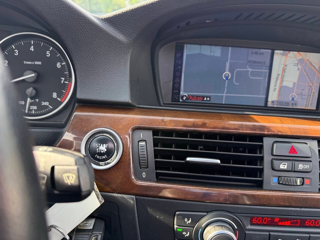 BMW 3 Series Vehicle Full-screen Gallery Image 27