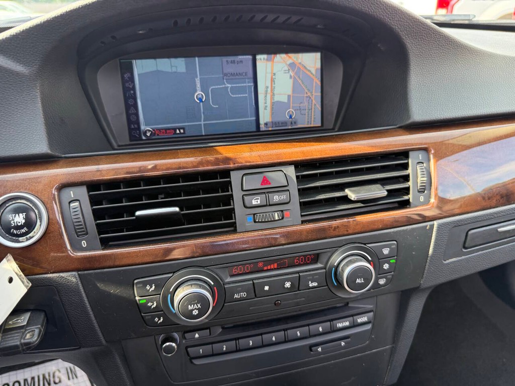 BMW 3 Series Vehicle Full-screen Gallery Image 28
