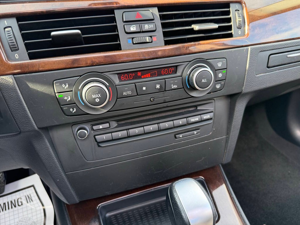 BMW 3 Series Vehicle Full-screen Gallery Image 29