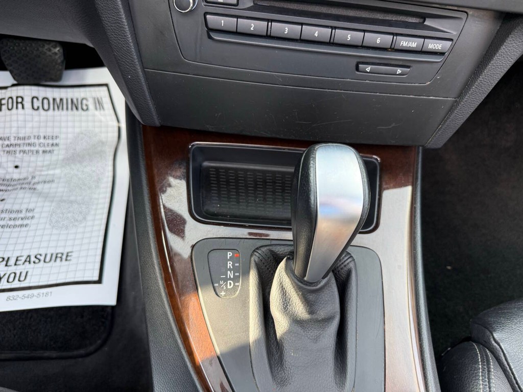 BMW 3 Series Vehicle Full-screen Gallery Image 30